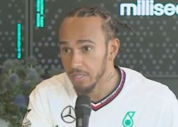 Lewis Hamilton fume sur la question de Ferrari et s’en prend aux experts dans un échange glacial