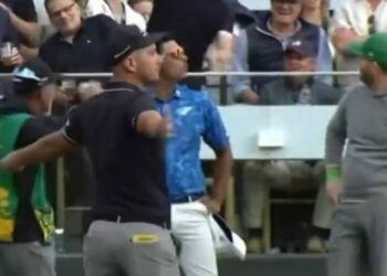 Le caddy de LIV Golf est tombé au sol après avoir été heurté par une bouteille lancée par un fan