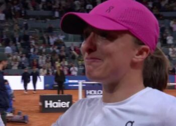Iga Swiatek en larmes après s’être vengée d’Aryna Sabalenka pour remporter le titre de l’Open de Madrid