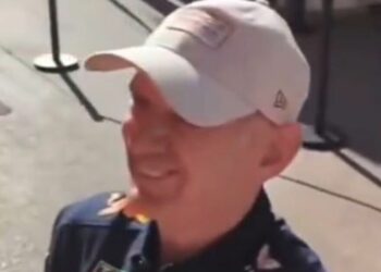 Adrian Newey sourit après la demande de Ferrari alors qu’il copie Lewis Hamilton