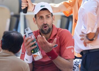 Novak Djokovic a offert de l’espoir à Wimbledon alors que le spécialiste des blessures parle de chirurgie