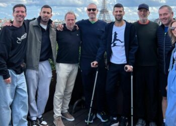 Novak Djokovic fait le point sur la chirurgie alors que le Serbe publie une photo avec des béquilles