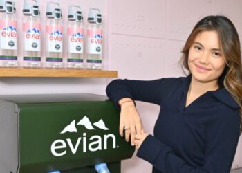 Le programme de Wimbledon facture 5 £ aux fans de tennis pour l’eau après un avertissement d’amende