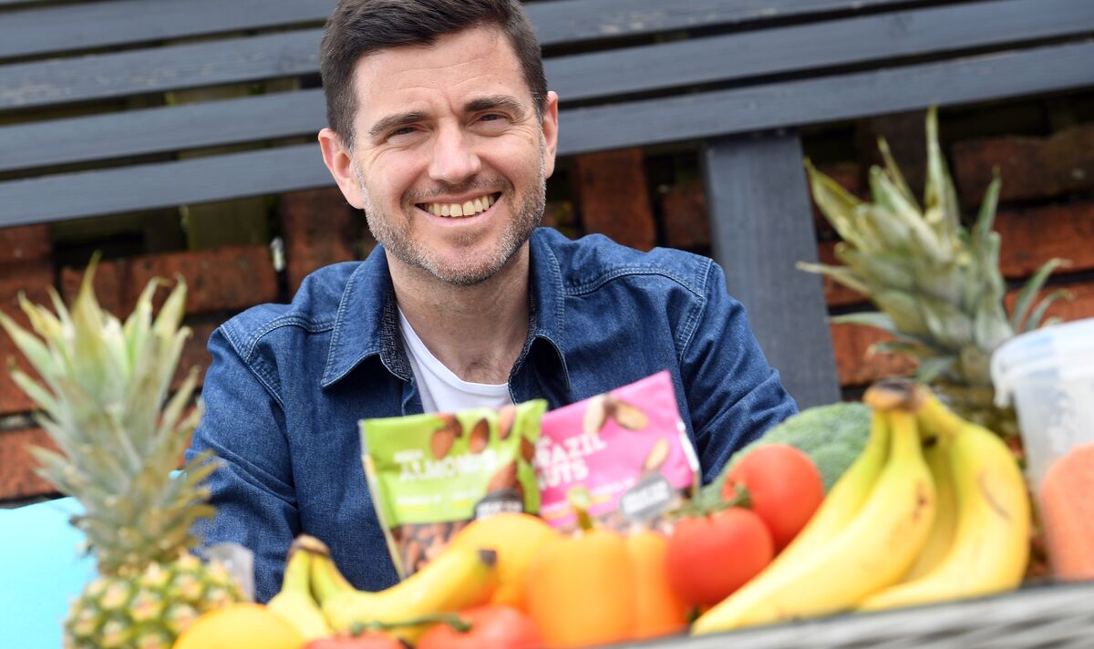 Steffan Rhys pose avec des fruits et légumes