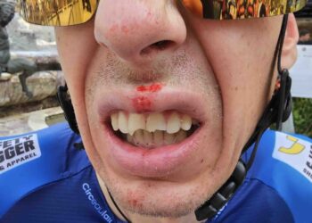 chute de Jan Hirt juste avant le départ