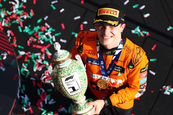 Oscar Piastri détient le trophée du Grand Prix de Hongrie