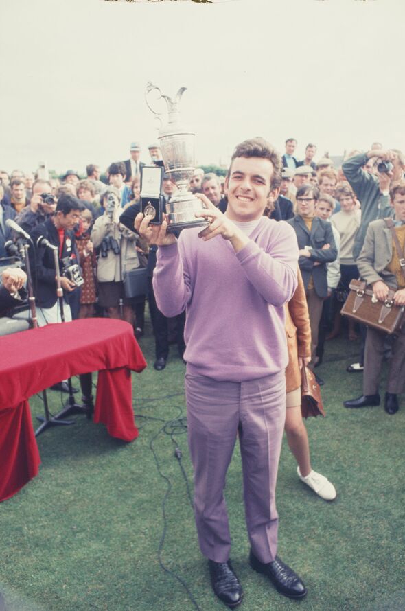 Tony Jacklin détient le trophée du championnat Open