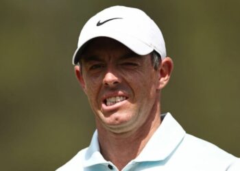 Rory McIlroy présenté par Akshay Bhatia alors que le geste laisse la star du golf au visage rouge