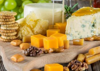 Un dentiste explique une « puissante » raison de manger plus de fromage