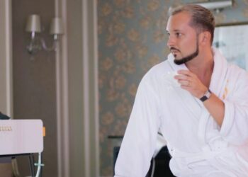 « Je dépense 10 000 £ par mois pour rester mince – et je ne bois que dans ma bouteille d’eau Prada »