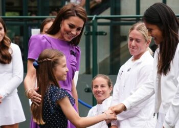 Emma Raducanu s’exprime sur sa rencontre avec la princesse Kate et Charlotte à Wimbledon