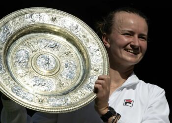 La star de Wimbledon demande l’aide des fans de tennis alors qu’elle regarde un souvenir
