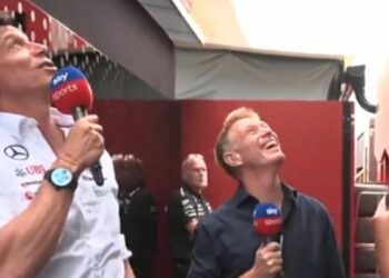 George Russell interrompt l’interview de Toto Wolff avec une farce effrontée en direct à la télévision