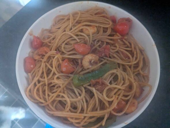 Les pâtes aux crevettes harissa à base de spaghettis complets étaient l'un des plats phares de la semaine - et constituaient un plat rapide après le travail.