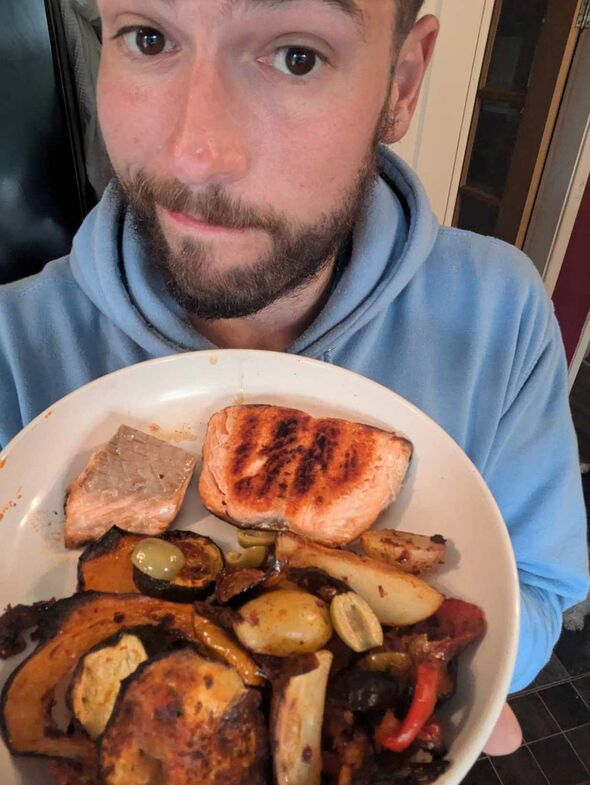 Un plat de saumon et légumes méditerranéens