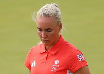Un golfeur de l’équipe GB subit une partie horrible après s’être vu interdire de fumer malgré les troubles