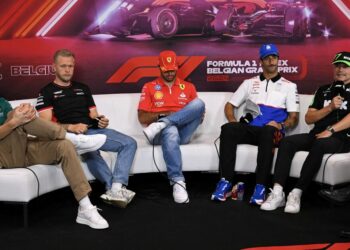 Un pilote de F1 confronté à un avenir incertain laisse tomber une allusion au siège pour 2025 avec un message taquin