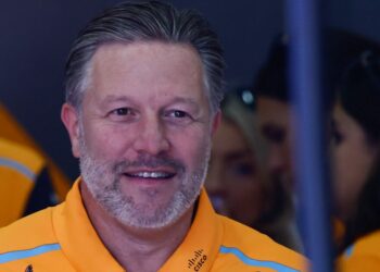 Zak Brown lance un avertissement sévère à Christian Horner et fait un commentaire audacieux à Sergio Perez