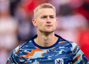 Man Utd « signe un double transfert de 60 millions de livres sterling » alors que Matthijs de Ligt se prépare à passer un examen médical | Football | Sport