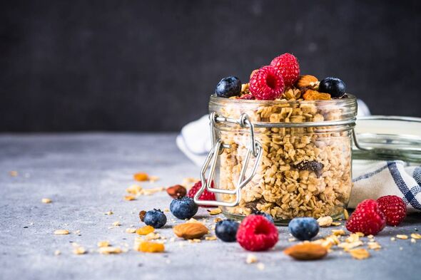 Granola aux baies fraîches dans le bocal en verre