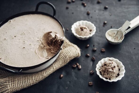 glace dans un bol sur un plan de travail