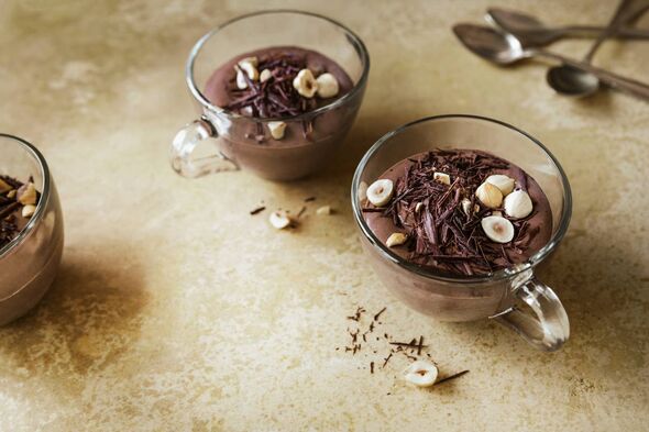 Mousse au chocolat noisette servie dans des verres sur la table ; crème froide aux noix gros plan