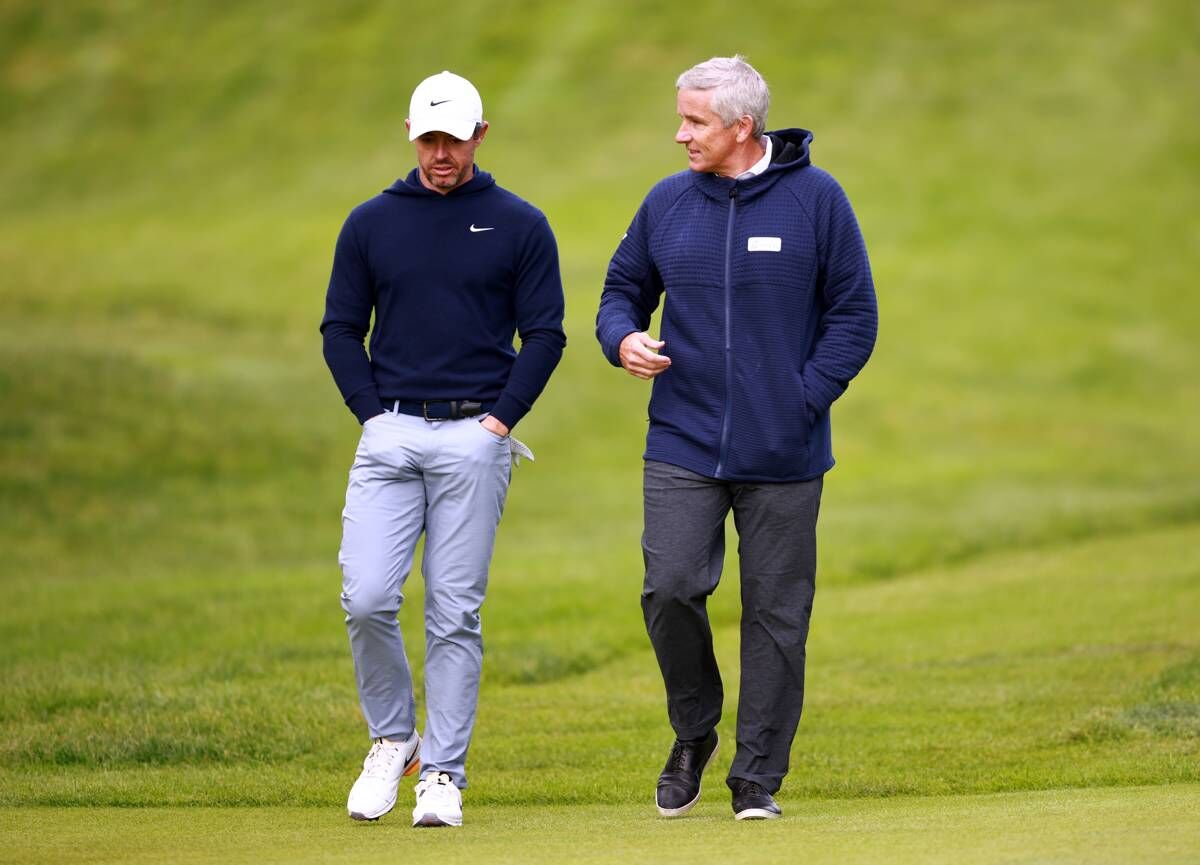 Rory McIlroy s'entretient avec le commissaire de la PGA, Jay Monahan