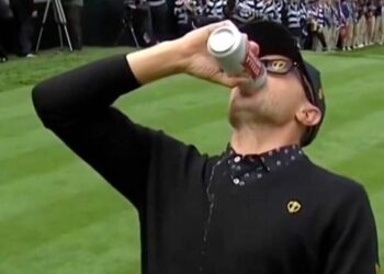 Un golfeur de la Coupe des Présidents boit de la bière au premier tee avant que son équipe ne soit battue 5-0