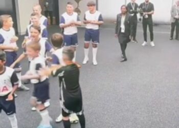 La mascotte d'Arsenal vole la vedette avant le derby du nord de Londres, sous les éclats de rire des experts de Sky Sports | Football | Sport