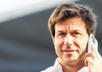 Toto Wolff a qualifié son rival de F1 d' »idiot » alors que le chat WhatsApp du groupe principal de l’équipe émerge
