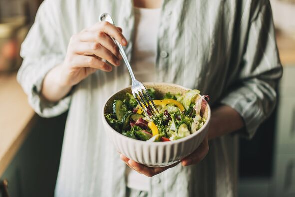 personne qui mange de la salade