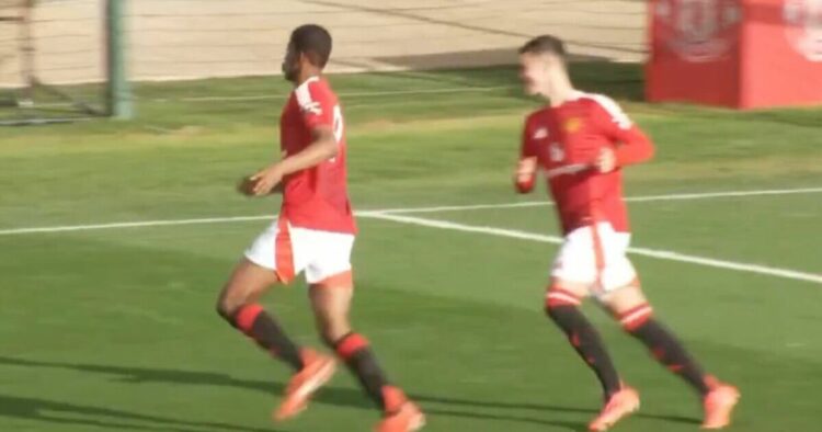 Le prodige de Man Utd, Chido Obi-Martin, frotte immédiatement le visage d'Arsenal lors du premier départ des U18 | Football | Sport