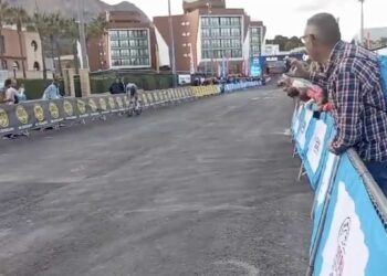 Mathieu Van Der Poel prépare la saison de Cyclo Cross contre une voiture