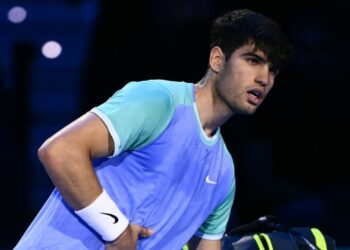 Carlos Alcaraz stupéfait lors du premier match de la finale de l’ATP après avoir soulevé des problèmes de santé