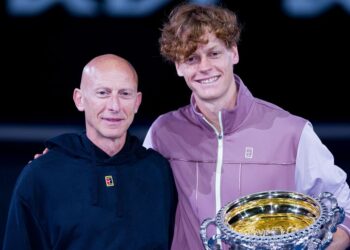 L’entraîneur licencié par Jannik Sinner pour controverse sur le dopage s’associe au finaliste de Wimbledon