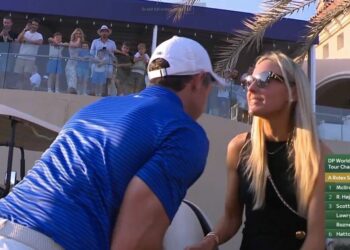 Rory McIlroy embrasse sa femme Erica Stoll alors qu’il termine une année difficile en beauté