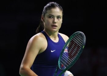 Emma Raducanu gagne à nouveau alors que la Grande-Bretagne est à l’aube de la finale de la Coupe BJK