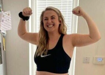 Une femme abandonne 2 tailles de robe à temps pour Noël après avoir apporté un « petit changement »