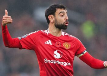 Bruno Fernandes aide à sauver un passager malade sur un vol easyJet vers le Portugal | Football | Sport