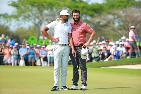 Tony Finau (à gauche) parle à Jon Rahm (à droite)