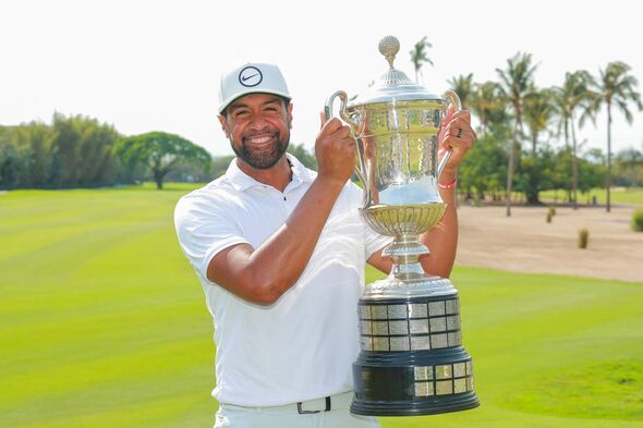 Tony Finau pose avec le trophée des champions Vidanta