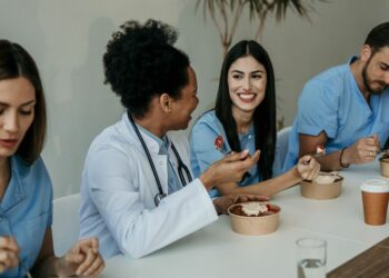 Une médecin partage cinq aliments courants qu’elle consomme quotidiennement pour réduire les douleurs articulaires