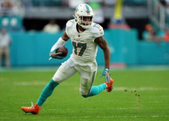 Jaylen Waddle Dolphins pic