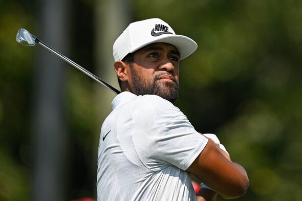 Tony Finau joue un coup de départ au deuxième trou 