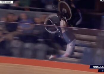 une chute spectaculaire propulse deux coureuses dans le public à Londres