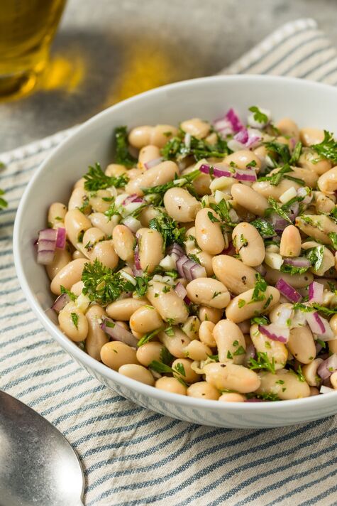 Salade d'été froide et saine aux haricots blancs