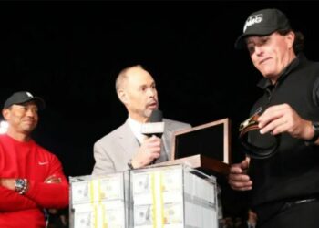 Phil Mickelson a quitté Tiger Woods devant un tas d’argent alors que les téléspectateurs ont été remboursés | Golf | Sport
