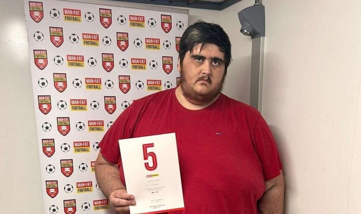 Conor Steptoe avec le certificat qu'il a reçu pour avoir perdu 5 % de son poids avec Man V Fat Margate.