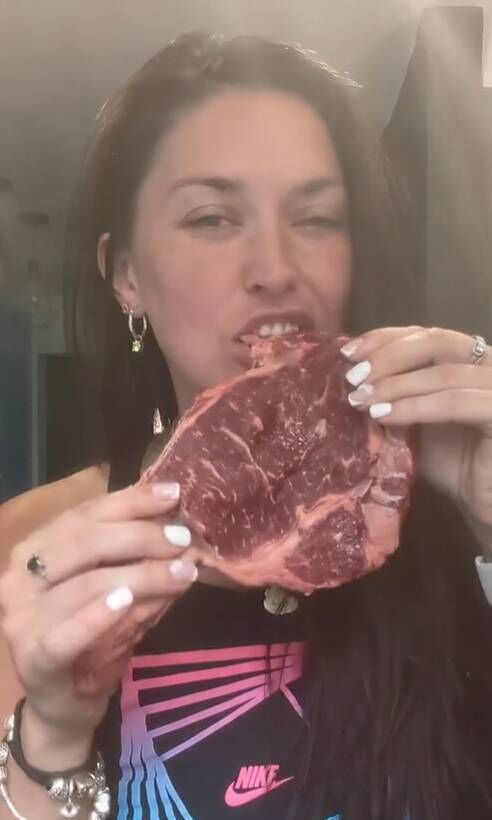 Rachel mange de la viande crue