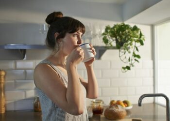 L’expert exhorte les gens à boire une chose avant le déjeuner à vivre plus longtemps